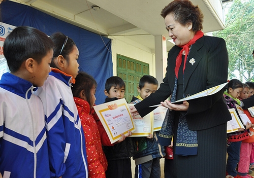 Bà Nguyễn Thị Nga – Chủ tịch SeABank trao học bổng cho các em học sinh nghèo xã Ân Nghĩa, huyện Lạc Sơn, Hòa Bình