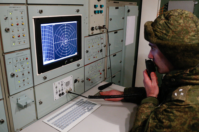 Một binh sỹ thuộc đơn vị phòng không của Hạm đội Baltic đang điều khiển tên lửa S-400 trong một cuộc tập huấn quân sự.