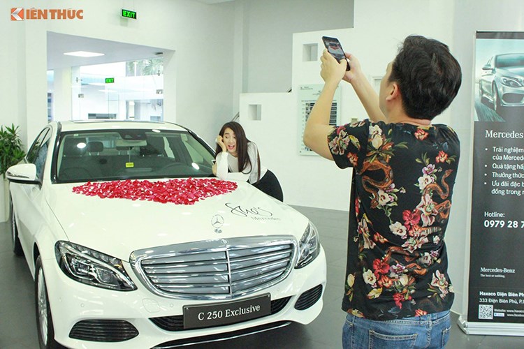 Trong đó, chiếc Mercedes-Benz C250 Exclusive mà Trường Giang và Nhã Phương tậu có ngoại thất trắng muốt và ở ngày bàn giao xe, chiếc sedan hạng sang được trang trí hình trái tim xếp bằng hoa hồng trên nắp capô.