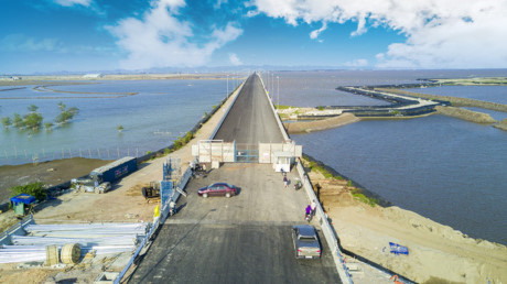 Theo thiết kế cầu có tổng chiều dài 15,6km với phần vượt biển dài 5,44 km, đường dẫn ở 2 phía đầu cầu dài 10,19 km