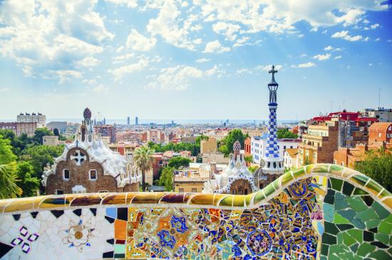 Barcelona cảm giác có một chút huyền bí, kể từ khi Salvador Dali sinh sống ở đây và kiến trúc sư xứ Catalan thuộc Tây Ban Nha Antoni Gaudi thiết kế một số tòa nhà của thành phố. Bước vào Nhà thờ Sacred Family của Gaudí có một chút gì đó giống như lọt qua chiếc gương soi- một cuộc hành trình mà bạn có thể tiếp tục bằng chuyến thăm Công viên Güell. Nhâm nhi sangria tại một quán cà phê vỉa hè ở Las Ramblas trong khi xem những nghệ sĩ biểu diễn đường phố rực rỡ, sau đó tạo ra bữa tiệc xê dịch của chính bạn bằng cách lang thang từ quán bar tapas này tới quán bar tapas khác.