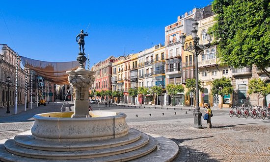 Ban đầu được thành lập như một thành phố La Mã và giờ đây có ba Di sản Thế giới được UNESCO công nhận, Seville mang đậm nét quyến rũ cổ xưa. Quần thể cung điện Alcazar là một bức tranh ghép tuyệt đẹp về phong cách kiến trúc và Nhà thờ sẽ gây ấn tượng cho du khách bằng vẻ đẹp và tình trạng là nơi chôn cất Christopher Columbus. Metropol Parasol là công trình bằng gỗ lớn nhất thế giới, một sự pha trộn đồ sộ gồm các hình lưới và hình xoắn, bên trong có một khu chợ và một đài quan sát sân thượng.