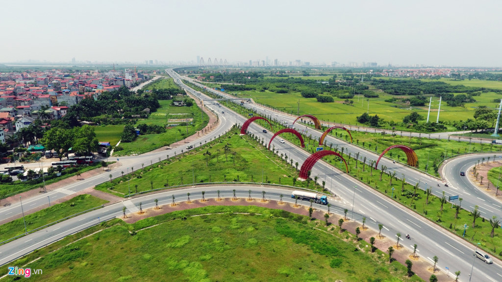 Với 6 làn xe chạy, tốc độ tối đa 80 km/h, đường Võ Nguyên Giáp khởi công từ tháng 8/2012, khánh thành vào đầu năm 2015 cùng với công trình cầu Nhật Tân và nhà ga T2 sân bay Nội Bài.