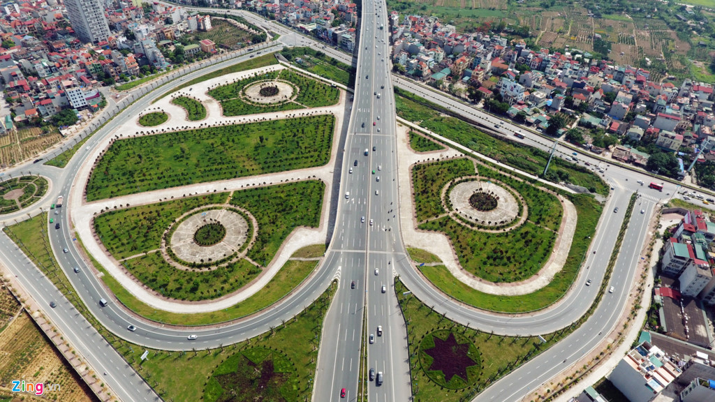 Để làm đường dẫn từ đường Võ Chí Công lên cầu Nhật Tân, đơn vị thi công đã thiết kế và xây dựng một cây cầu vượt qua đê Hữu Hồng rộng 17,5 m qua nút giao Phú Thượng.