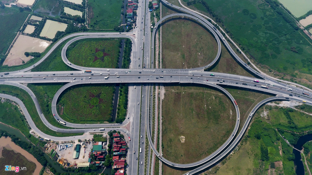 Nút giao Thanh Trì - quốc lộ 5 lớn nhất Hà Nội khánh thành tháng 10/2015. Đây là dự án xây dựng cải thiện nút giao cũ dạng bán hoa thị thành nút giao liên thông khác mức kiểu hoa thị hoàn chỉnh.