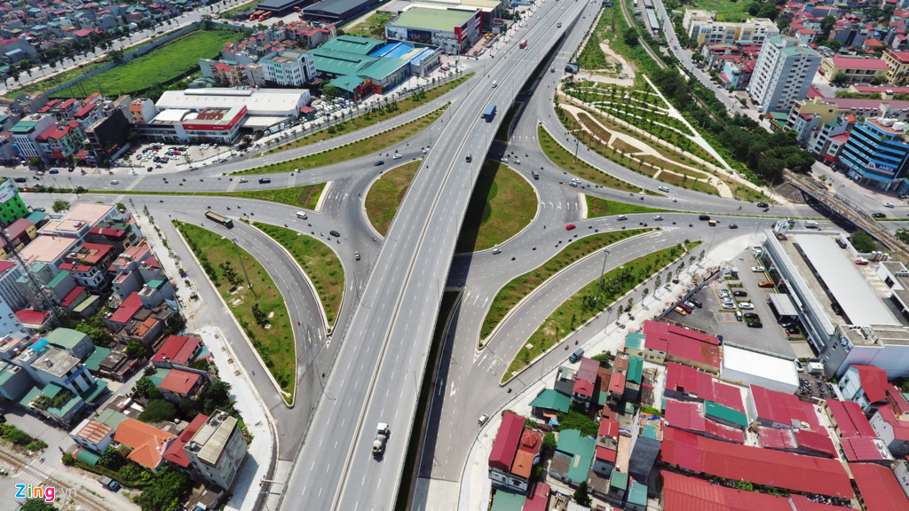 Nút giao thông trung tâm quận Long Biên khởi công năm 2014 gồm hạng mục chính là cầu vượt qua vòng xuyến với 6 làn xe cơ giới, tổng chiều dài hơn 800 m.