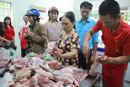 Người dân mua ủng hộ thịt lợn tại cửa hàng bình ổn giá tại thành phố Biên Hòa, tỉnh Đồng Nai. Ảnh: Lê Xuân-TTXVN