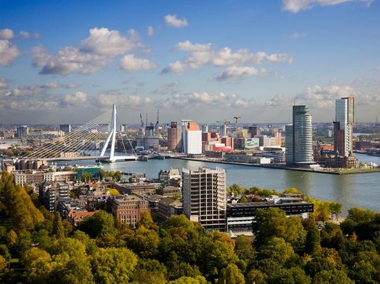 Rotterdam: Thành phố hiện đại nhất của Hà Lan bắt nguồn là một làng chài trong thế kỷ 13. Thành phố đã phát triển thành một siêu cường công nghiệp và thương mại khi máy bay ném bom Đức phá hủy trung tâm thành phố và bến cảng vào năm 1940. Tuy nhiên, kiến trúc độc đáo của Rotterdam giờ đây thu hút nhiều du khách đạp xe xung quanh thành phố quốc tế, tao nhã này. Du khách sẽ vẫn nhìn thấy những ngôi nhà cổ theo phong cách Hà Lan tại Delfshaven lịch sử, nơi những người hành hương ra khơi vào năm 1620. Những đặc trưng văn hóa từ lễ hội mùa hè đến nhạc cổ điển mang đến cho Amsterdam sức mạnh cạnh tranh.
