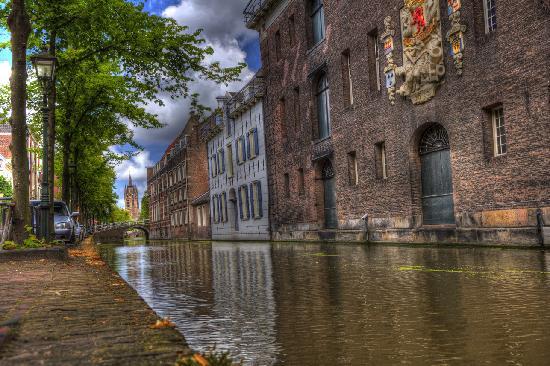 Là nơi sinh của Vermeer và là một hòn ngọc quý, Delft nằm giữa The Hague và Rotterdam ở phía đông nam đất nước. Tên thành phố bắt nguồn từ tiếng Hà Lan có nghĩa là đào, nối vì các kênh đào rất phổ biến ở đây. Các điểm đến nổi bật khác bao gồm Nhà thờ Cổ thế kỷ 13, Nhà thờ Mới thế kỷ 15 và Prinsenhof, từng là nhà của William xứ Orange và hiện là một bảo tàng. Delft từ lâu đã là một trung tâm gốm sứ cao cấp và ngày nay người ta vẫn có thể thấy phương pháp vẽ tay truyền thống tại Koninklijke Porceleyne Fles.