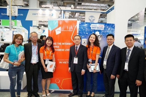 Thứ trưởng Bộ Thông tin và Truyền thông Phan Tâm đến thăm gian hàng của VNG và các Doanh nghiệp ICT Việt Nam tại sự kiện CommunicAsia 2017 diễn ra tại Singapore từ 23 - 25/5/2017.