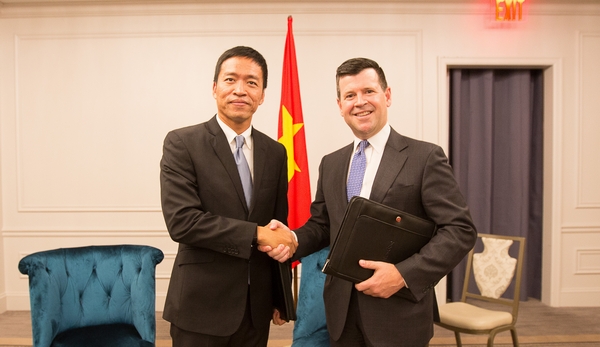 Ông Lê Hồng Minh – Chủ tịch kiêm Tổng giám đốc VNG và Phó chủ tịch tập đoàn NASDAQ Bob McCooey tại buổi ký kết.