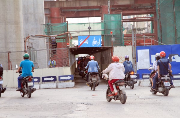 Chùm ảnh: Người dân hào hứng khi đi xe máy qua 'hầm sắt'