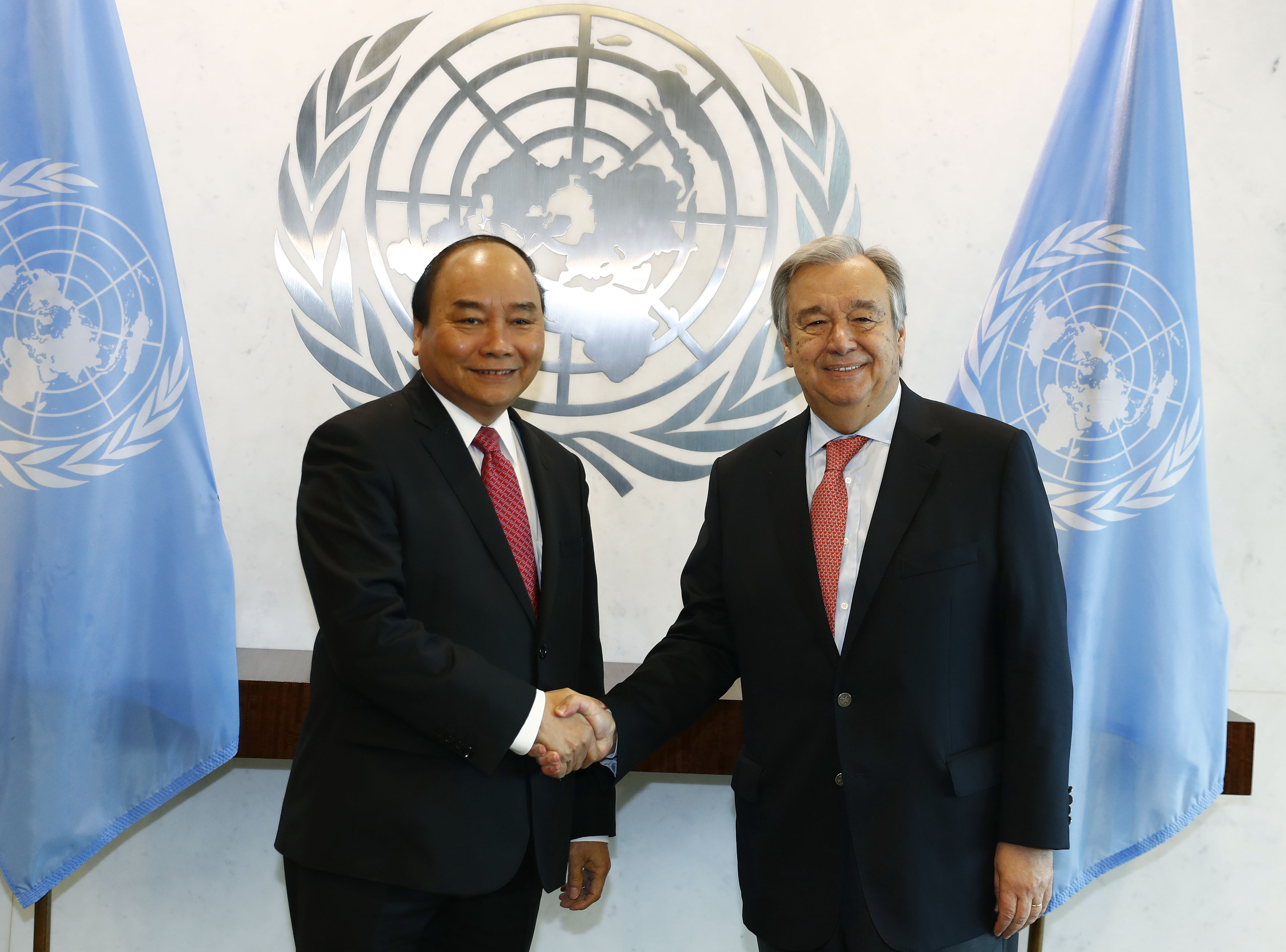 Thủ tướng Nguyễn Xuân Phúc và Tổng Thư ký Liên Hợp Quốc Antonio Guterres. Ảnh: VGP/Quang Hiếu