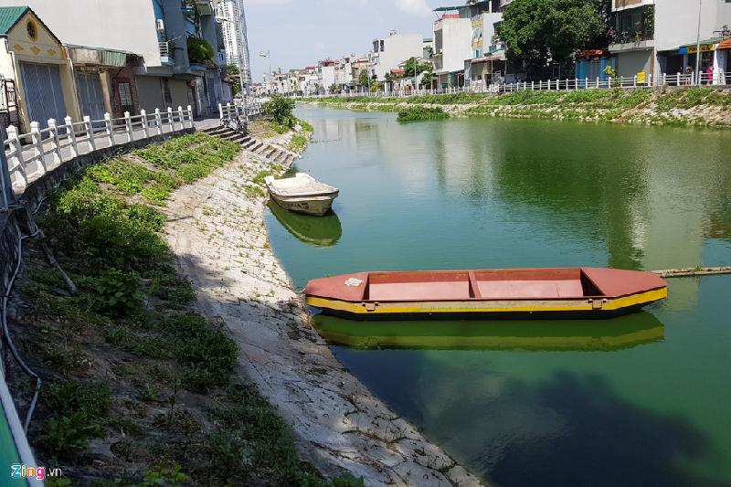 Cách đây khoảng 4 năm, hồ Tai Trâu (quận Long Biên) được cải tạo, hồ giữ chức năng điều hòa nước trong khu vực. Những hộc bê tông chắc chắn xung quanh hồ được người dân tận dụng để trồng rau.