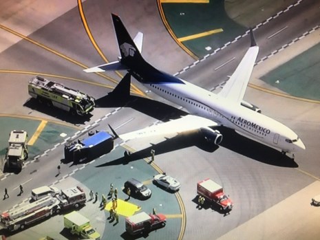 Máy bay Aeromexico va chạm với xe tải tại đường băng sân bay quốc tế Los Angeles. Ảnh: Twitter
