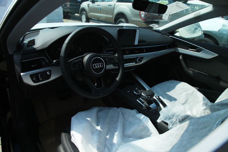 Phiên bản Audi A5 được trưng bày trong showroom tại Hà Nội.