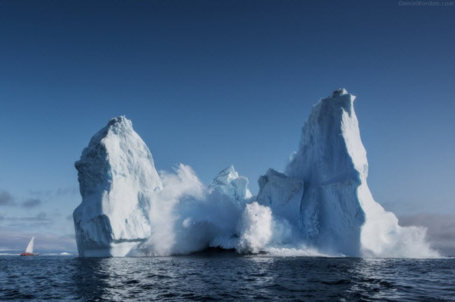 Greenland thuộc khu vực khí hậu Bắc Cực và nhiệt độ trung bình của tháng nóng nhất trong năm không vượt quá 10 °C.