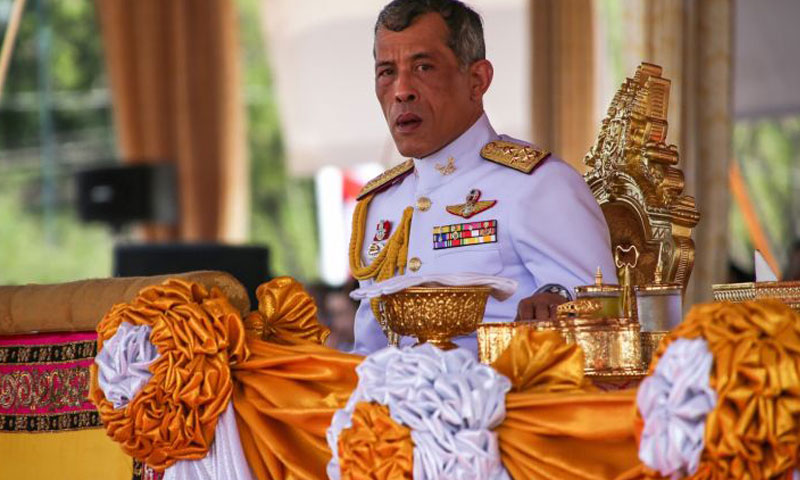 Người dân Thái bị chặn xem video nhà vua mặc áo crop-top đi mua sắm từ mạng xã hội