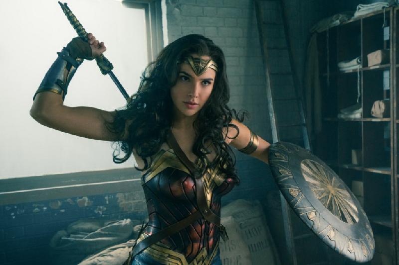 Trước khi chọn Gal Gadot - cựu Hoa hậu Israel - cho nữ siêu anh hùng Wonder Woman trong bộ phim cùng tên, hãng Warner Bros. từng cân nhắc rất nhiều gương mặt cho vai diễn biểu tượng trong suốt 20 năm qua, như Sandra Bullock, Angelina Jolie, Catherine Zeta- Jones, Megan Fox hay thậm chí là cả Beyoncé. Ảnh: Warner Bros.