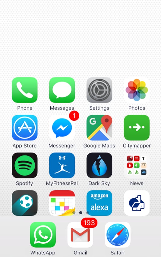 3. Reachability: Vì các thế hệ iPhone mới có kích thước màn hình ngày một lớn, nên Apple phải trang bị một chế độ với tên gọi “Reachability” sẽ giúp người bạn có thể sử dụng dễ đàng chỉ bằng một tay. Chỉ cần 2 lần tap (lướt chứ không phải nhấn ) vào nút Home để đưa đầu màn hình xuống đến điểm nửa chừng.