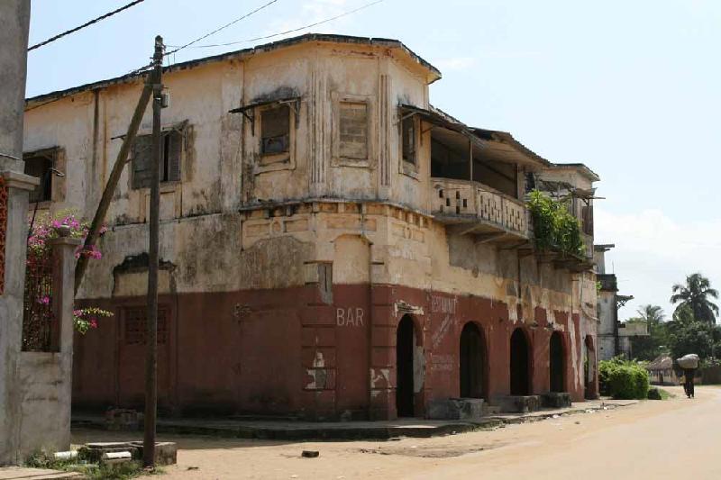 Grand-Bassam, Côte d’Ivoire: Pháp rời bỏ thành phố này vào năm 1896, khiến nền kinh tế nơi đây xuống dốc không phanh. Đến năm 1960, Grand-Bassam đã trở thành một thị trấn ma. Giờ đây, thành phố là điểm tham quan có khá nhiều khách. Ảnh: Hotel-restaurant-grand-bassam.