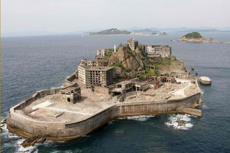 Đảo Hashima, Nhật Bản: Vào thời kỳ thịnh vượng, đảo Hashima có hơn 83.500 người sinh sống trên diện tích 103 km2. Đây là mỏ than lớn hoạt động đến năm 1974, sau đó bị bỏ hoang. Ảnh: Theverge.