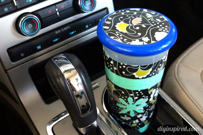 Những cốc uống nước có thể được tận dụng làm thùng rác mini trong xe. Ảnh: DIY Inspired.