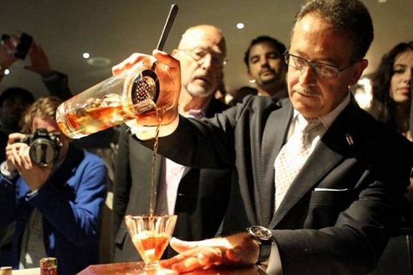 Ly cocktail giá 7.300 USD đắt nhất thế giới. Vào năm 2012, nhà pha chế rượu nổi tiếng người Ý Salvatore Calabrese đã ghi tên ông vào sách kỷ lục Guinness với ly cocktail đắt nhất thế giới, trị giá 7.300 USD. Ly cocktail là sự hòa quyện của nhiều loại rượu có tuổi đời rất lâu, như rượu cô-nhắc 1778 Clos de Griffier Vieux, rượu mùi Kumme1770, rượu vỏ cam Dubb được pha chế từ năm 1860, và cuối cùng là rượu bia đắng Angostura từ những năm 1900. Nếu tính tổng cộng độ tuổi các loại rượu, thì ly cocktail có tuổi đời hơn 700 năm, vì vậy, nó có giá trị lên tới 7.300 USD.
