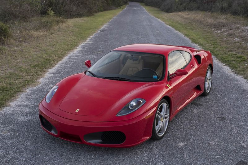 Siêu xe Ferrari F430 từng được tân Tổng thống Mỹ Donald Trump sử dụng được đưa lên sàn đấu giá với giá bán kỳ vọng thu về 250.000 - 350.000 USD. Xe sử dụng động cơ V8 dung tích 4.3 lít cho sức mạnh 483 mã lực với khả năng tăng tốc độ từ 0-100 km/h trong vòng 3,9 giây.