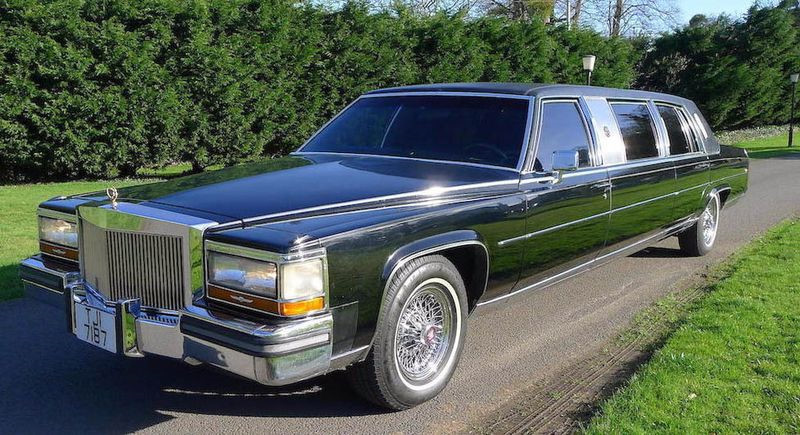 1988 Cadillac Trump Golden là 2 siêu xe sang trọng được thiết kế dành riêng cho ông Trump. Chiếc xe giống như một văn phòng di động, nó được trang bị máy fax, TV và hệ thống ghi âm VCR để ông Trump có thể ghi âm các chuyến công tác và nghe lại khi có thời gian rảnh.