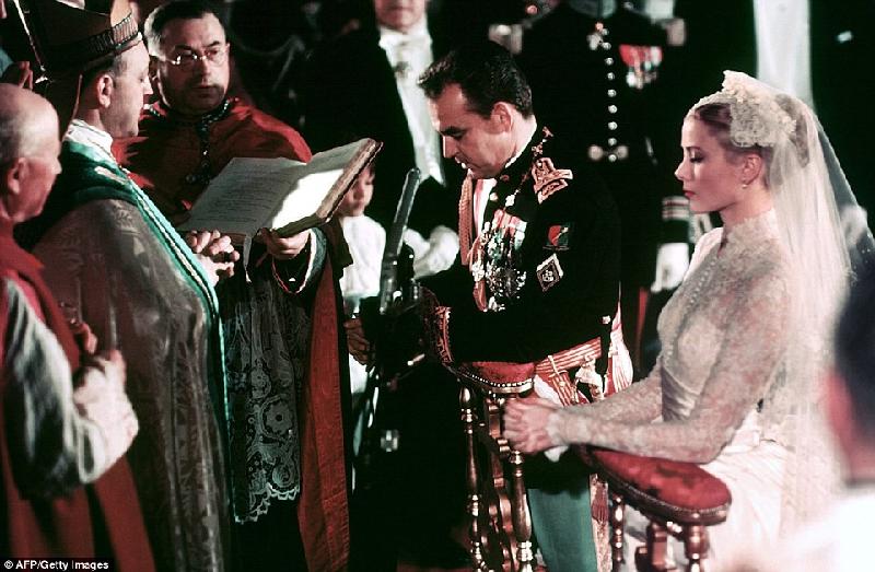 Nổi tiếng với kiến trúc Roman đặc trưng, nhà thờ này là nơi tổ chức lễ cưới hoàng gia tuyệt đẹp giữa Hoàng thân Monaco, Rainier và nữ diễn viên điện ảnh người Mỹ, Grace Kelly năm 1956. Ảnh: AFP/Getty.