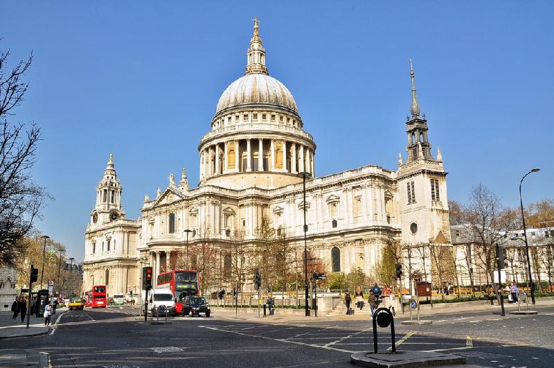St Paul tại London (Anh) là nhà thờ chính tòa khổng lồ nằm trên đồi Ludgate, nơi cao nhất của thủ đô. Nhà thờ được xây dựng từ năm 1675-1720 và nổi tiếng với kiến trúc baroque độc đáo và diện tích lớn. Ảnh: Seagirll.