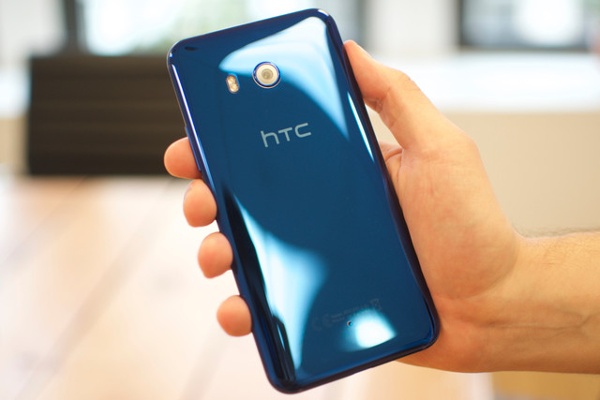Snapdragon 835 là chipset đầu tiên hỗ trợ đồng thời hai lệnh khác nhau để “đánh thức” thiết bị và HTC U11 là điện thoại đầu tiên sử dụng tính năng này.