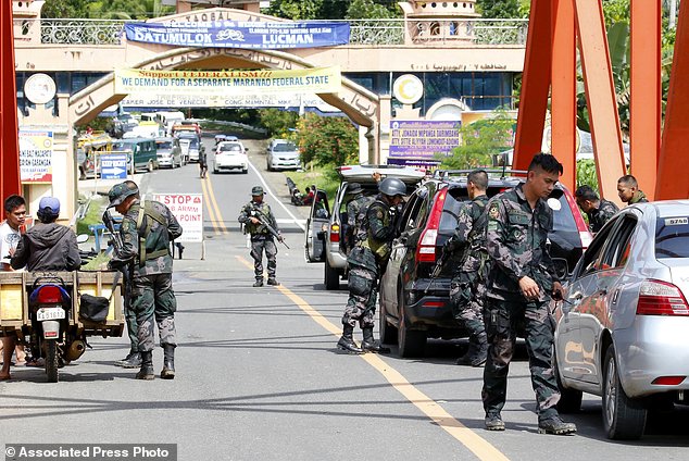 Quân đội chính phủ thực hiện nhiệm vụ tại trạm kiểm soát trên đường cao tốc hướng về Marawi ngày 25/5.