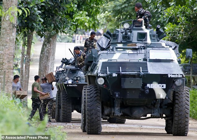 Binh lính chuyển đạn dược và đồ ứng cứu lên đoàn xe bọc thép chở quân hướng về Marawi.