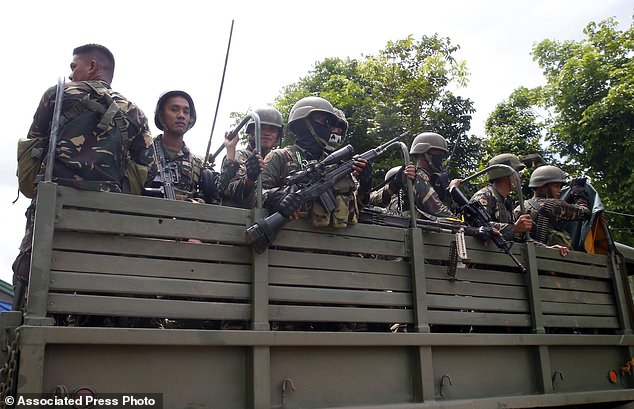 Binh sĩ Phillippines tuần tra khu vực ngoại ô Marawi.