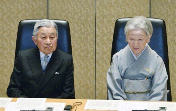 Nhà vua Nhật Bản Akihito và Hoàng hậu Michiko vào tháng 12-2016. Ảnh: KYODO