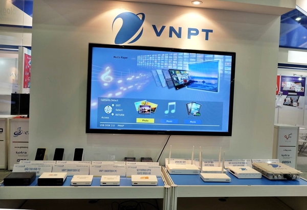Các sản phẩm truyền thống dành cho nhà mạng như Modem ADSL, Wifi router GPON ONT...,  cũng được VNPT Technology giới thiệu với đông đảo quan khách có mặt tại triển lãm Communic Asia 2017. Ngoài ra, VNPT Technology cũng mang tới triển lãm những thành quả thiết bị dành cho người dùng mới nhất: Đầu thu truyền hình số mặt đất DVB-T2, điện thoại smartphone Vivas S3, thiết bị giải trí tiện ích dành cho gia đình Smartbox…và nhiều giải pháp công nghệ được đầu tư trong thời gian gần đây như: Giải pháp phân phối nội dung CDN, Giải pháp ảo hóa chức năng mạng NFV, Wifi total Solution…