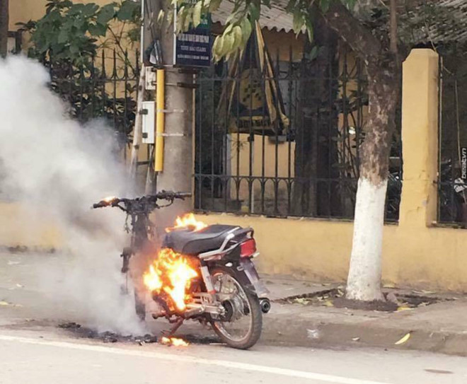 Sau màn đôi co với CSGT, nam thanh niên tự đốt xe máy