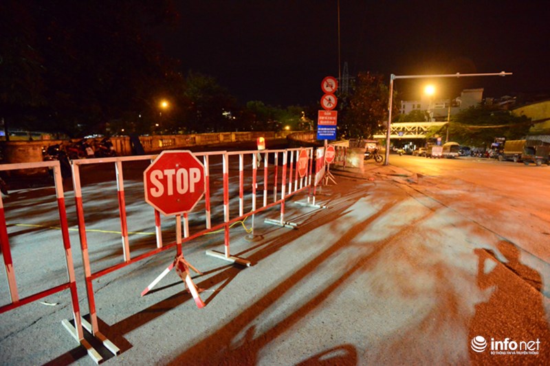 Để đảm bảo an toàn cho việc thi công dự án khôi phục cầu Long Biên giai đoạn 1, chủ đầu tư và nhà thầu đã tiến hành rào chắn cấm toàn bộ đường chiều từ Trung tâm Hà Nội sang quận Long Biên. Thời gian thực hiện từ 22h đến 4h sáng hôm sau. 
