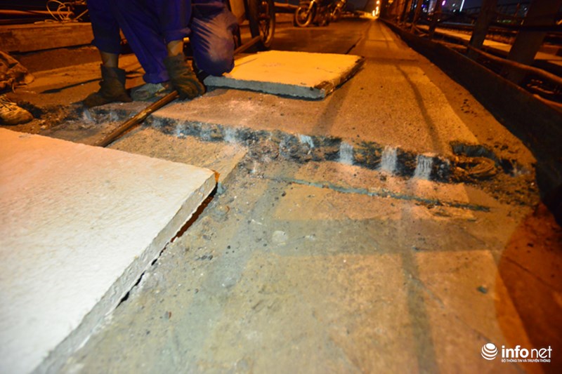Các công nhân đang tiến hành cào bóc mặt đường cũ để tiến hành nghiệm trải thảm carboncor asphalt - vật liệu bêtông nhựa nguội chế tạo theo công nghệ tiên tiến mặt đường bộ. 