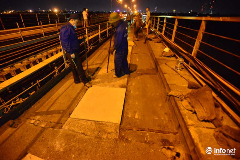 Công tác thi công trải thảm đường tại cầu Long Biên được thực hiện xuyên đêm. Các công nhân sẽ phải vừa trải lại mặt cầu, vừa phải sửa chữa lại các vị trí hư hại. 
