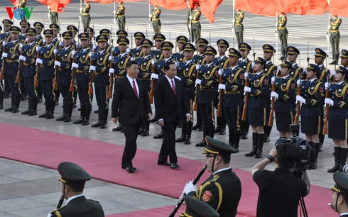 Tổng Bí thư, Chủ tịch Trung Quốc Tập Cận Bình trân trọng mời Chủ tịch nước Trần Đại Quang duyệt Đội Danh dự Quân Giải phóng Nhân dân Trung Quốc.