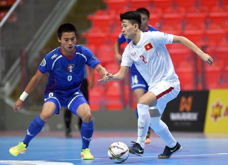  U20 Việt Nam (trắng) bất ngờ bị Đài Bắc Trung Hoa dẫn trước 0-3. Ảnh: Quang Thắng.