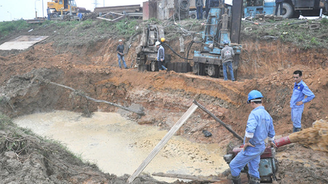 Các công nhân khắc phục sự cố trong một lần đường ống cấp nước sông Đà bị vỡ - Ảnh: Q.Thế