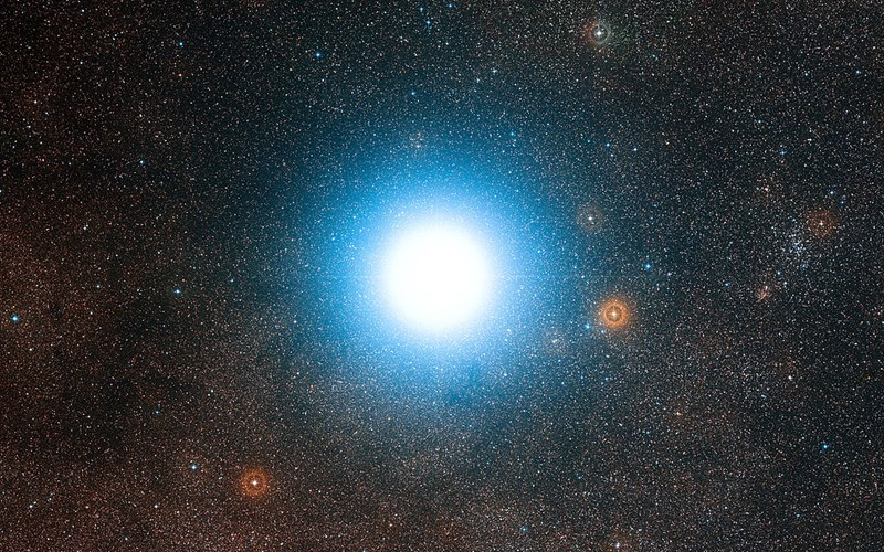 Ngôi sao nào sáng yếu nhất trong các sao sáng mạnh nhất vũ trụ:  Trong khoảng 50 ngôi sao sáng nhất con người nhìn thấy bằng mắt thường trên Trái đất, ngôi sao có độ sáng yếu nhất là Alpha Centauri. Tuy nhiên, nó vẫn sáng hơn Mặt trời 1,5 lần và không thể dễ dàng nhìn thấy ở bắc bán cầu.