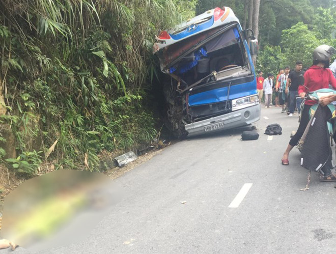 Hiện trường chiếc xe chở đoàn học sinh gặp nạn trên đường lên Tam Đảo. Ảnh: Lại Cường