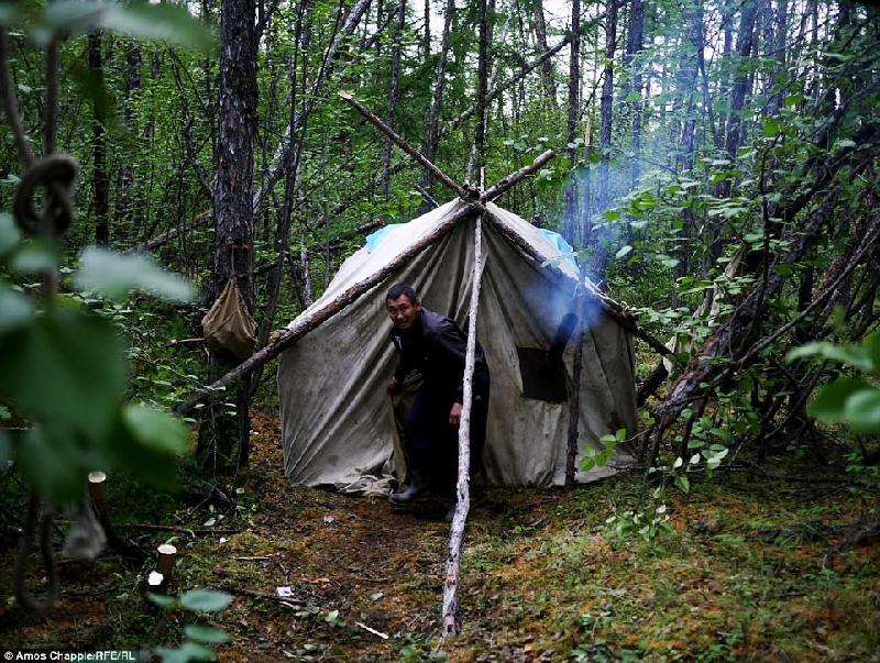 Phần lớn những người đàn ông sống trong rừng nhiều tháng liền, trải qua những điều kiện sống khắc nghiệt sâu trong rừng rậm, để tìm kiếm các khu mộ voi.
