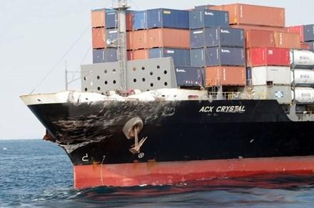Trong khi đó, tàu chở hàng ACX Crystal - nặng 29.000 tấn, chở theo 1.080 container và 20 thủy thủ đoàn, xuất phát từ cảng Nagoya (Nhật Bản) - chỉ bị hư hại nhẹ ở mạn trái và không ảnh hưởng đến khả năng vận hành. Ảnh: Lực lượng Phòng vệ bờ biển Nhật Bản
