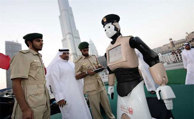 Robocop là loại cảnh sát robot đầu tiên ở Trung Đông, di chuyển nhờ bánh xe, được trang bị camera và phần mềm nhận diện gương mặt để đối chiếu với dữ liệu của cảnh sát. Robocop có thể đọc biển số xe, hỗ trợ cảnh sát phát hiện các đồ vật khả nghi ở nơi đông người. Ảnh: AFP